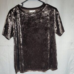 NWOT Gray Crushed velvet t shirt 89th & Madison Size M